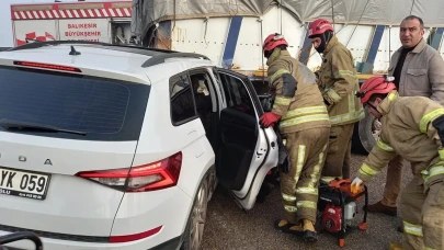 Balıkesir'de otomobil kamyona çarptı: 5 yaralı