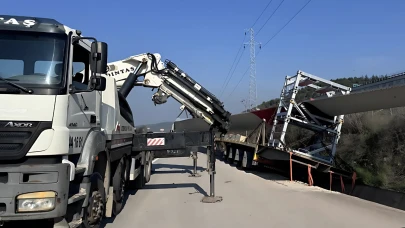 Bursa'da rüzgar türbini taşıyan tır su kanalına düştü: Trafik yoğunluğu yaşandı