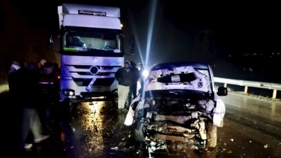 Sinop'ta otomobil ile tır çarpıştı: 2 ölü, 2 yaralı