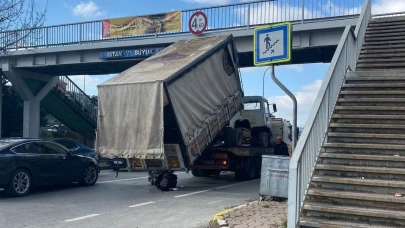 Sultanbeyli’de kamyon kasası üst geçide çarptı, trafik yoğunluğu oluştu