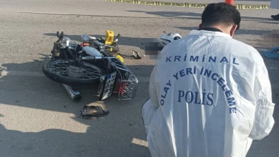 Motosiklet önce otomobille daha sonra kamyonetle çarpıştı: Feci kazada sürücü hayatını kaybetti