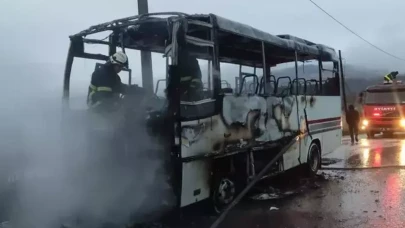 Yalova'da okul servisi alev alev yandı! Araç kullanılamaz hale geldi