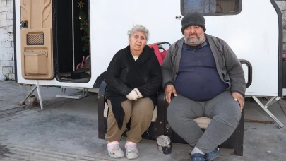 İzmir'de büyük vicdansızlık: Bir anne, zihinsel engelli oğluyla birlikte sokağa atıldı!