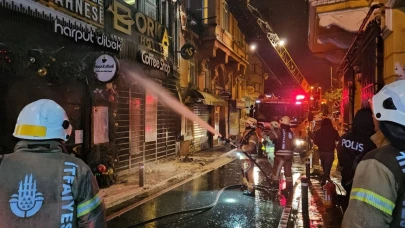 Beyoğlu'nda panik anları: Otel yandı!