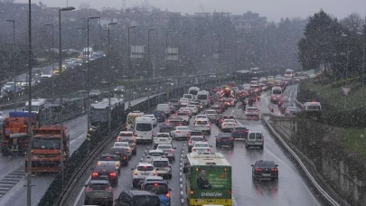 İstanbul'da kar yağışı etkisini artırıyor