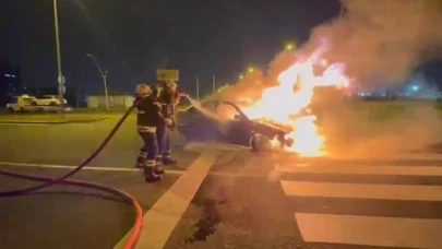 Diyarbakır'da feci olay: Seyir halindeki otomobil yandı