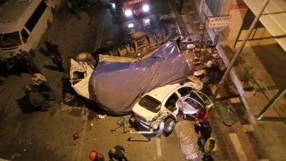 Şanlıurfa'da kamyon, çarptığı otomobille birlikte üst geçitten düştü: 3 ölü, 22 yaralı