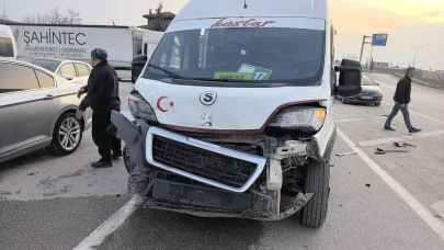 Bursa’da öğrenci servisi ile otomobil çarpıştı: 6’sı çocuk 10 yaralı!