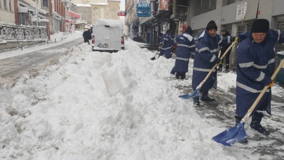 Hakkari’de kar, 168 yerleşim yerinin yolunu kapattı!