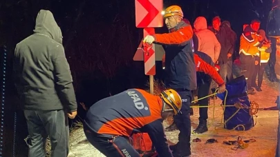 Sivas'ta otomobil dere yatağına uçtu: 2 yaralı