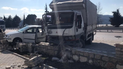 Burdur'da feci kaza! Kamyonet ile otomobil çarpıştı: 4 yaralı