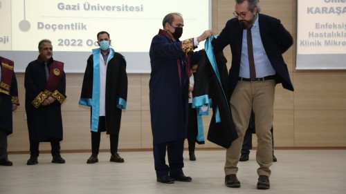 Erzurum Şehir Hastanesinde doçentliğe yükselen 4 doktor cübbelerini giydi