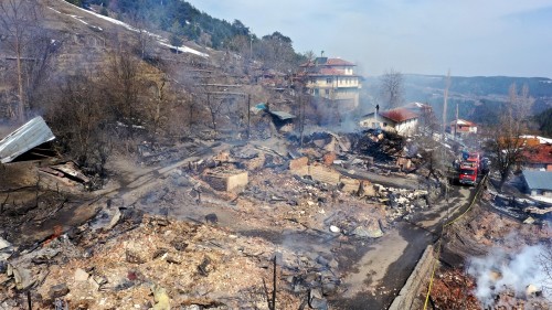 Kastamonu'da 7 ev ile 7 ahır yandı