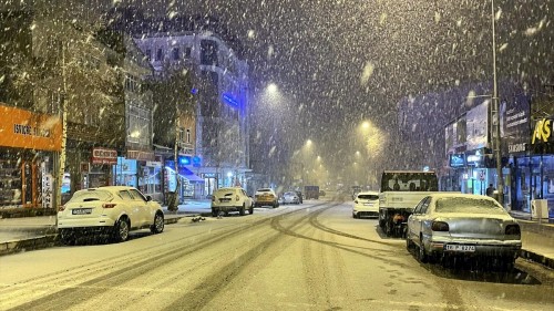 Erzurum ve Ardahan'da kuvvetli kar yağışı başladı