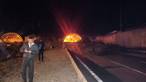 Heyelan sonrası Bolu Dağı Tüneli'nde yolu açma çalışmaları başladı