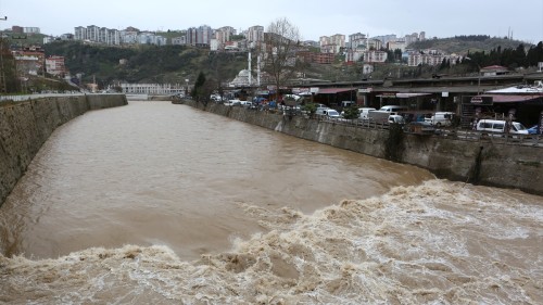 Trabzon'da Değirmendere Deresi'nin debisi arttı