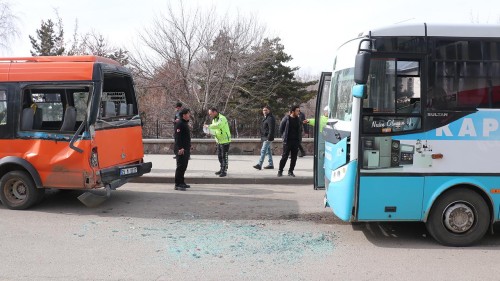 Erzurum'da zincirleme trafik kazası: 14 kişi yaralandı