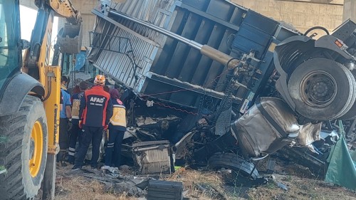 Şanlıurfa'da tır viyadükten düştü: 2 ölü