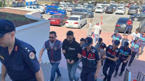 Bodrum'da bir kamyonette 20 düzensiz göçmen ile 5 organizatör yakalandı