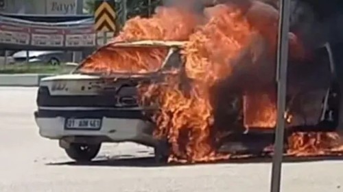 Adana'da sıcak hava yüzünden otomobil alev aldı