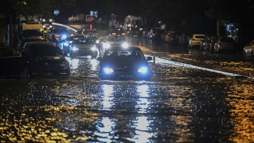 Başkenti sağanak esir aldı: Bina otoparkındaki araçlar sular altında kaldı