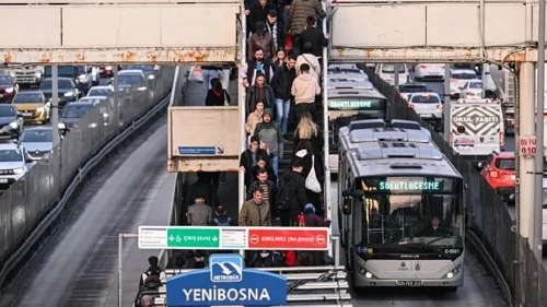 İBB’ye metrobüs tepkisi: Vatandaşlar soğuk havada 20 dakika bekliyor!