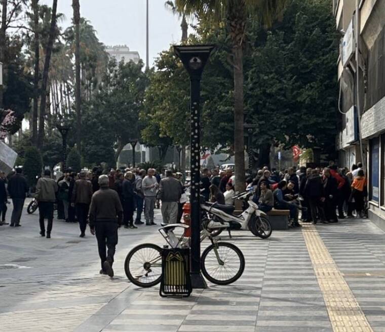 EYT'liler SGK önlerinde yoğunluk oluşturdu 5