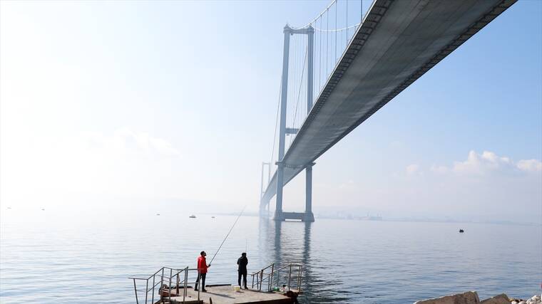 Osmangazi Köprüsü'nün altı olta balıkçılarının uğrak yeri oldu! 1