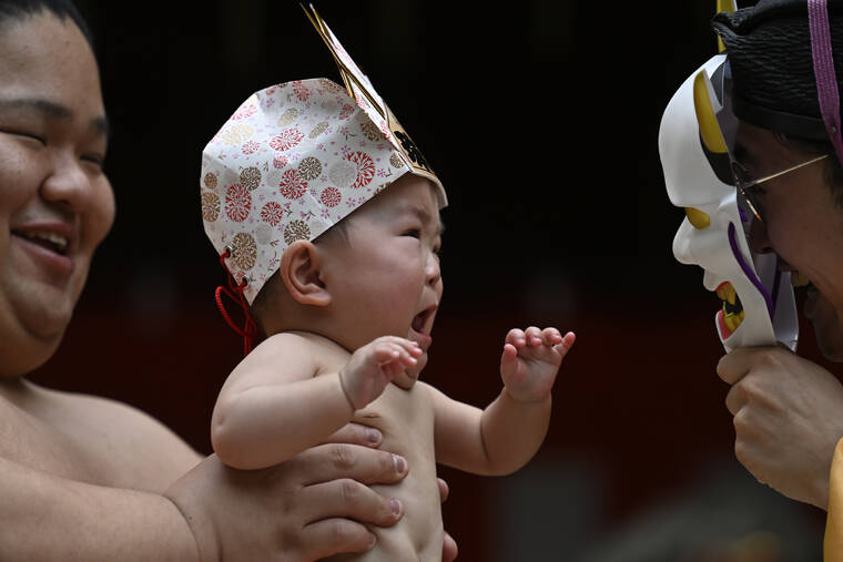 Japonya'da 'ağlayan bebek' yarışması! Maske takıp korkutuyorlar 8