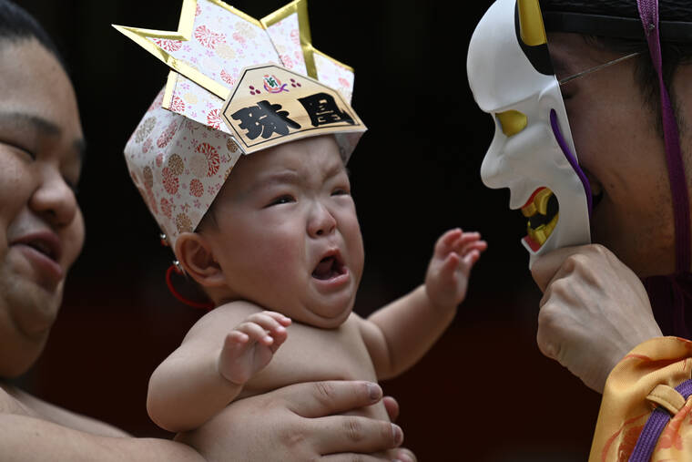 Japonya'da 'ağlayan bebek' yarışması! Maske takıp korkutuyorlar 6