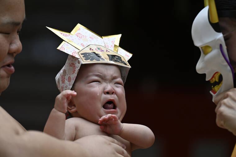 Japonya'da 'ağlayan bebek' yarışması! Maske takıp korkutuyorlar 5