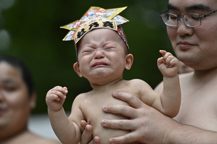 Japonya'da 'ağlayan bebek' yarışması! Maske takıp korkutuyorlar 4