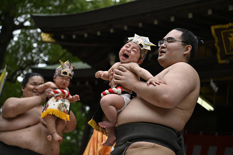 Japonya'da 'ağlayan bebek' yarışması! Maske takıp korkutuyorlar 3