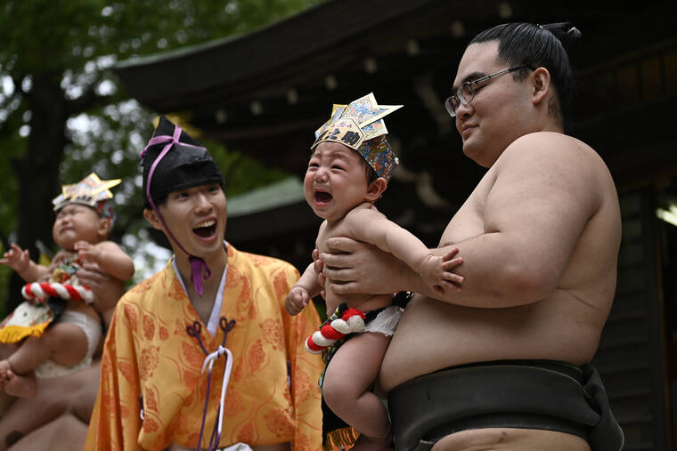 Japonya'da 'ağlayan bebek' yarışması! Maske takıp korkutuyorlar 2