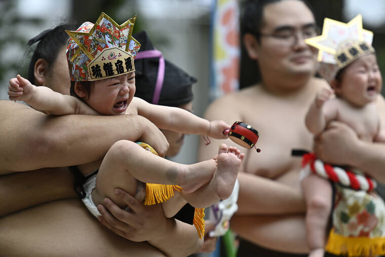 Japonya'da 'ağlayan bebek' yarışması! Maske takıp korkutuyorlar 1