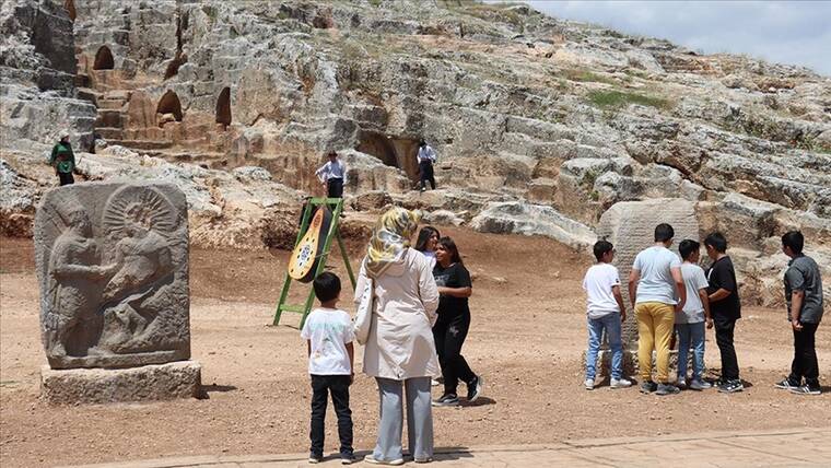 Adıyaman'da 2 bin 100 yıllık tokalaşma anıtı ve yazıt sergilenmeye başlandı 1