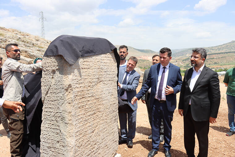 Adıyaman'da 2 bin 100 yıllık tokalaşma anıtı ve yazıt sergilenmeye başlandı 3