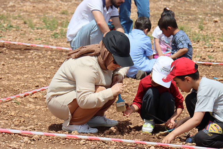 Adıyaman'da 2 bin 100 yıllık tokalaşma anıtı ve yazıt sergilenmeye başlandı 5