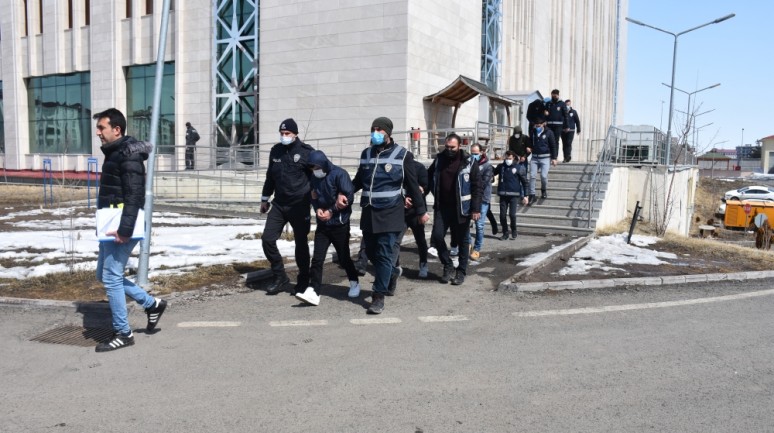 Kars'ta kablo hırsızları polisin takibiyle suçüstü yakalandı