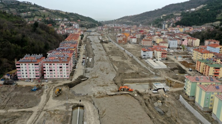 Bozkurt'ta su seviyesinin yükseldiği Ezine Çayı üzerindeki iki köprü ulaşıma kapatıldı