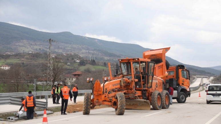 Kastamonu'da çökme yaşanan kara yolunun bir yönü ulaşıma kapandı