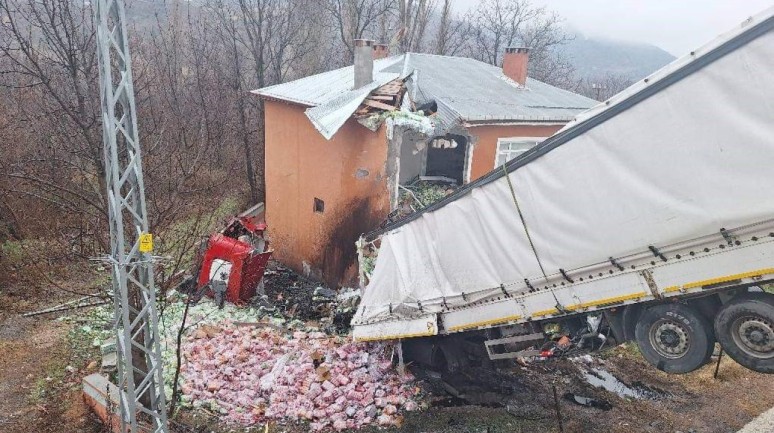 Bu evin başına gelmeyen kalmadı! Bu sefer de tır çarptı!