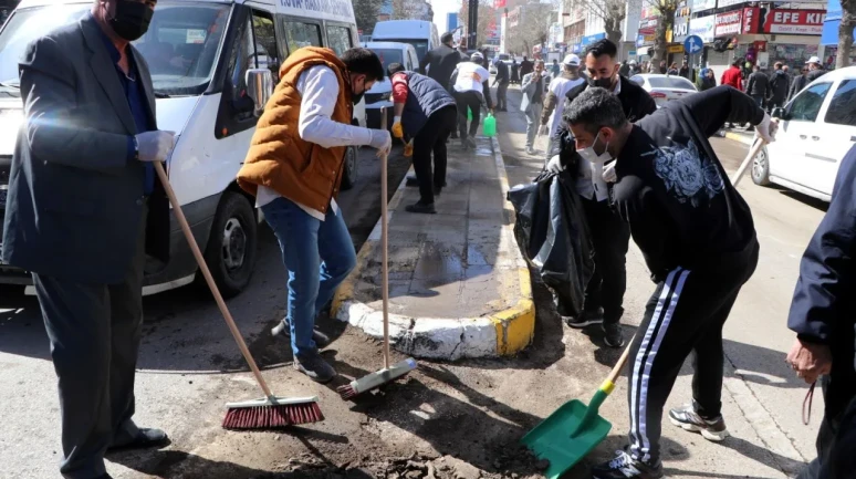 Van halkı sokaklara döküldü! Temizlik seferberliği başladı