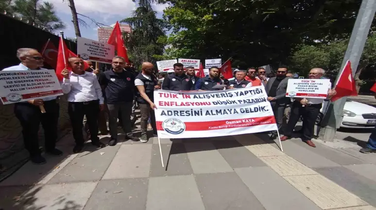 Kamu Birliği’nden TÜİK binası önünde enflasyon eylemi: ‘Geçinemiyoruz’