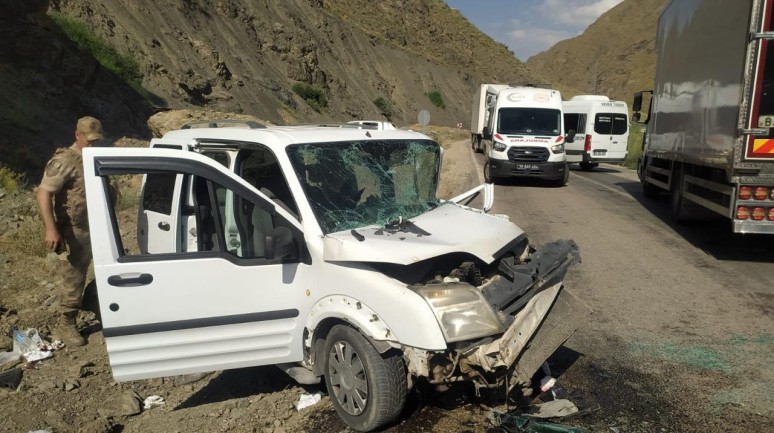 Hakkari'de feci kaza: 13 yaralı