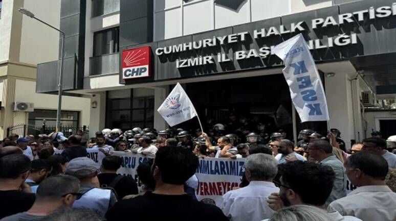 İzmir'de memurlar sokakta: CHP İl Başkanlığı önünde sıfır zam tepkisi