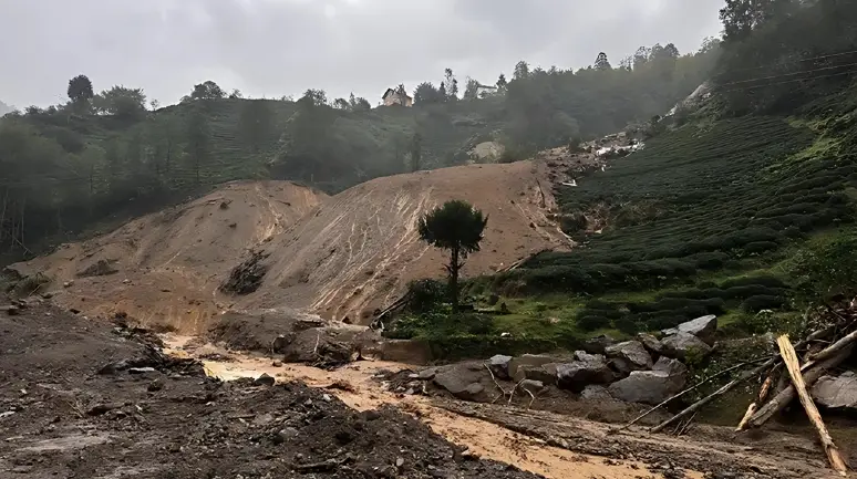 Rize'de sağanak yağışlar heyelana neden oldu