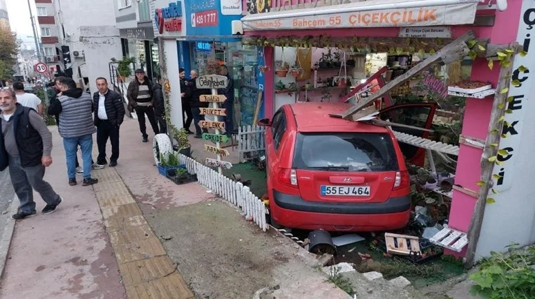 Samsun'da korkutan kaza: Otomobil çiçekçi dükkanına girdi