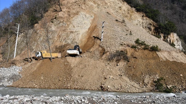 Düzce'de heyelan sebebiyle yollar kapandı