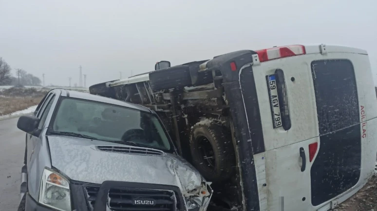 Edirne'de devrilen minibüse bu kez kamyonet çarptı! Sürücü hastaneye kaldırıldı